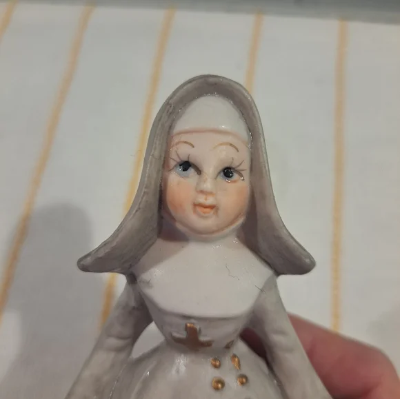 Bowling Nun Figurine with Rosary and Gray and White Habit, Bisque Ceramic - Picture 3 of 4